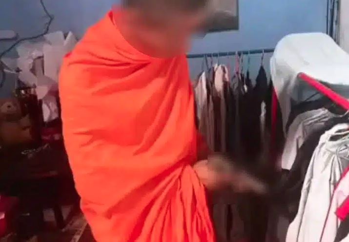 1名常駐在泰國攀牙府某寺廟的僧侶在限時動態上分享自己擦拭槍枝的照片。(翻攝畫面)