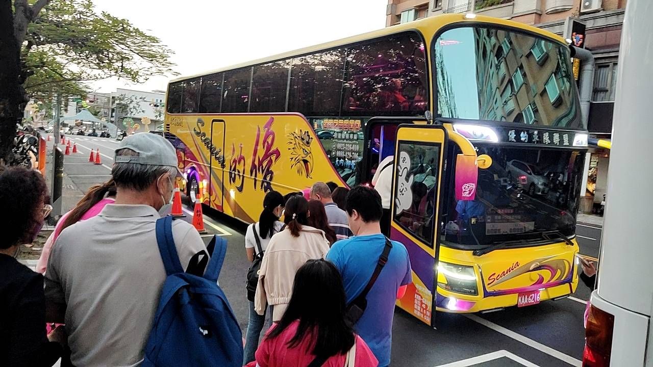 搭各線接駁車賞燈的遊客,再加碼贈送限量小龍包提燈。(圖片來源:臺南市政府提供)