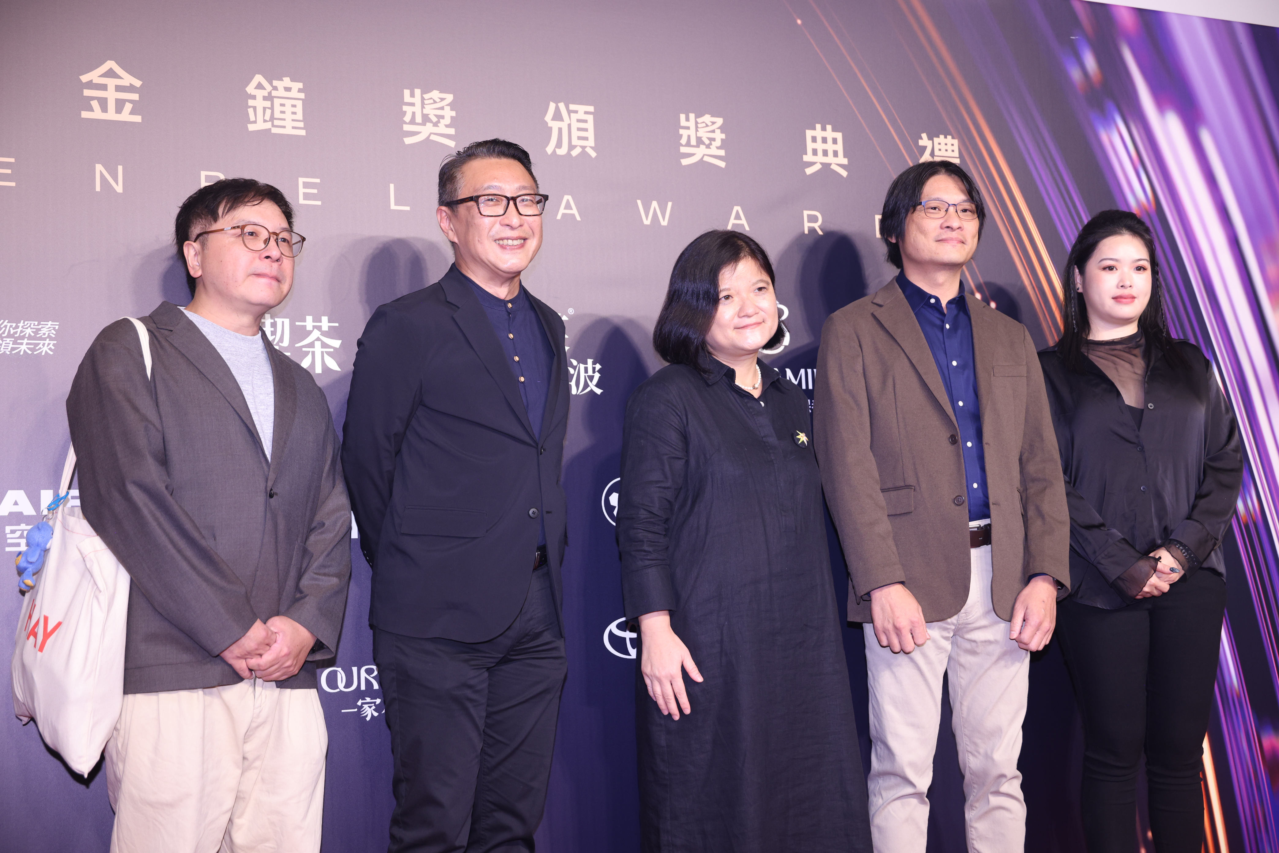 鏡電視《另一種注目》製作人黃麗如(中)率領製作團隊(左起)王祥維、謝鈞陶、黃威勝、林欣如踏上星光大道紅毯。(圖/鏡報)