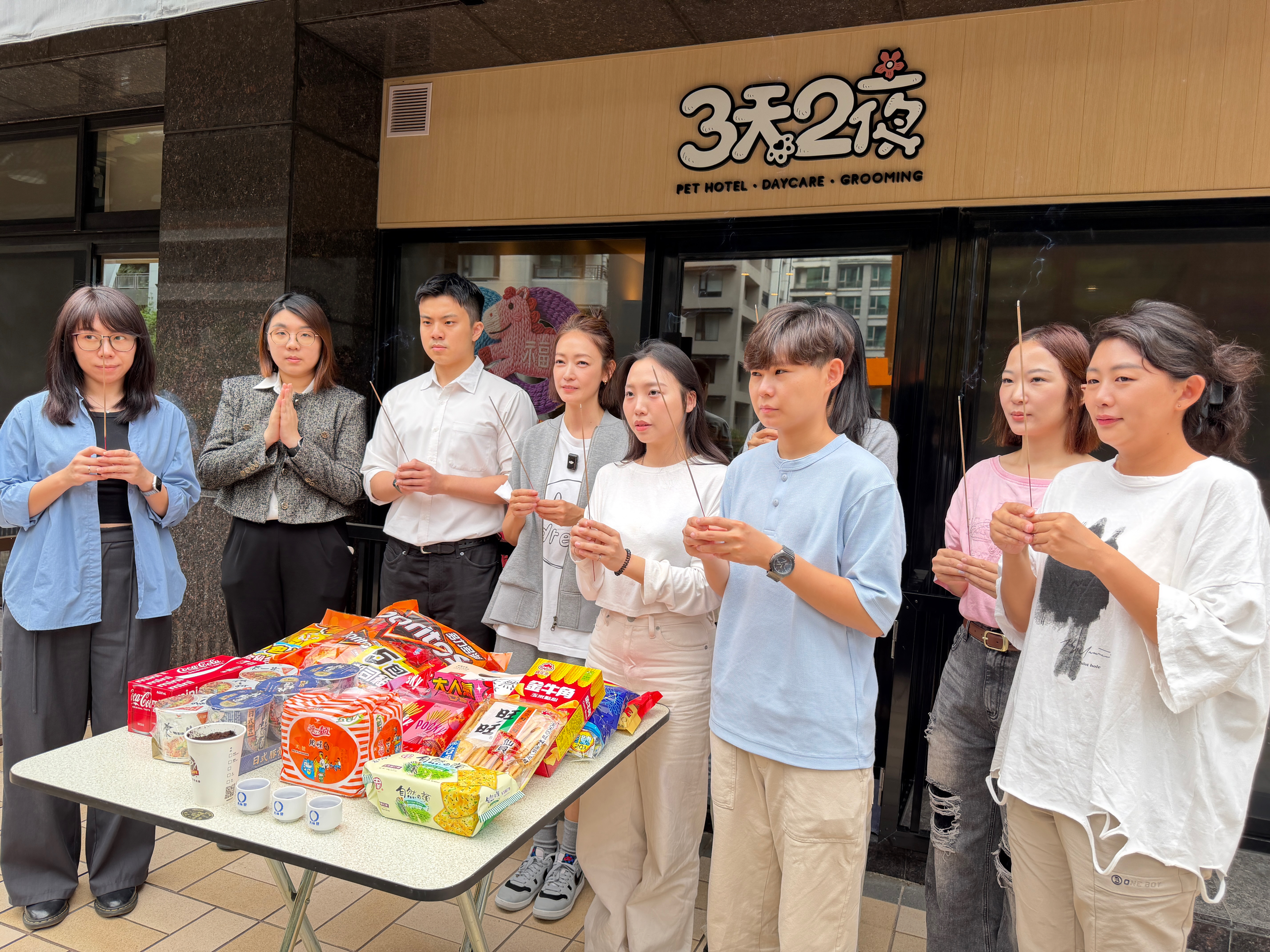 潘慧如首次跨界擔任實境節目《寵物照護員實習生》製作人,日前率領團隊舉行開機拜拜。球狀星團娛樂公司提供