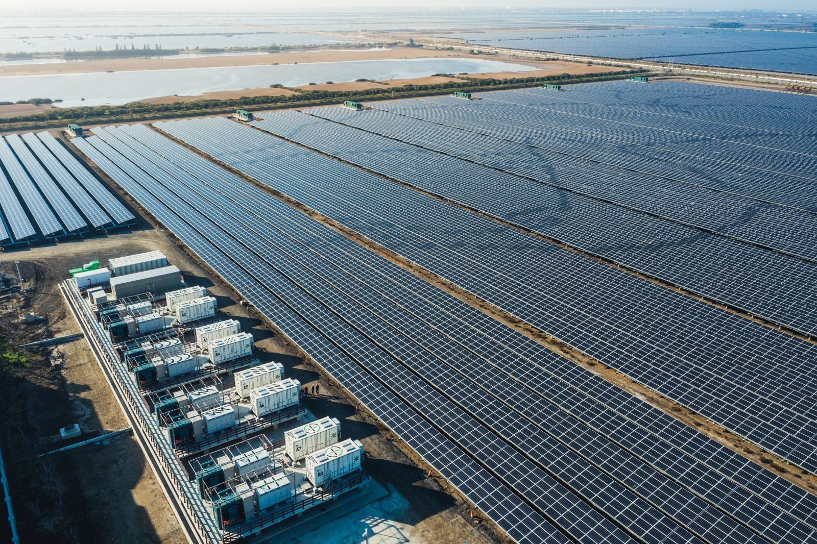 政府希望用電大戶自建發電與儲能設備。圖為大型光電案場。(經濟部提供)