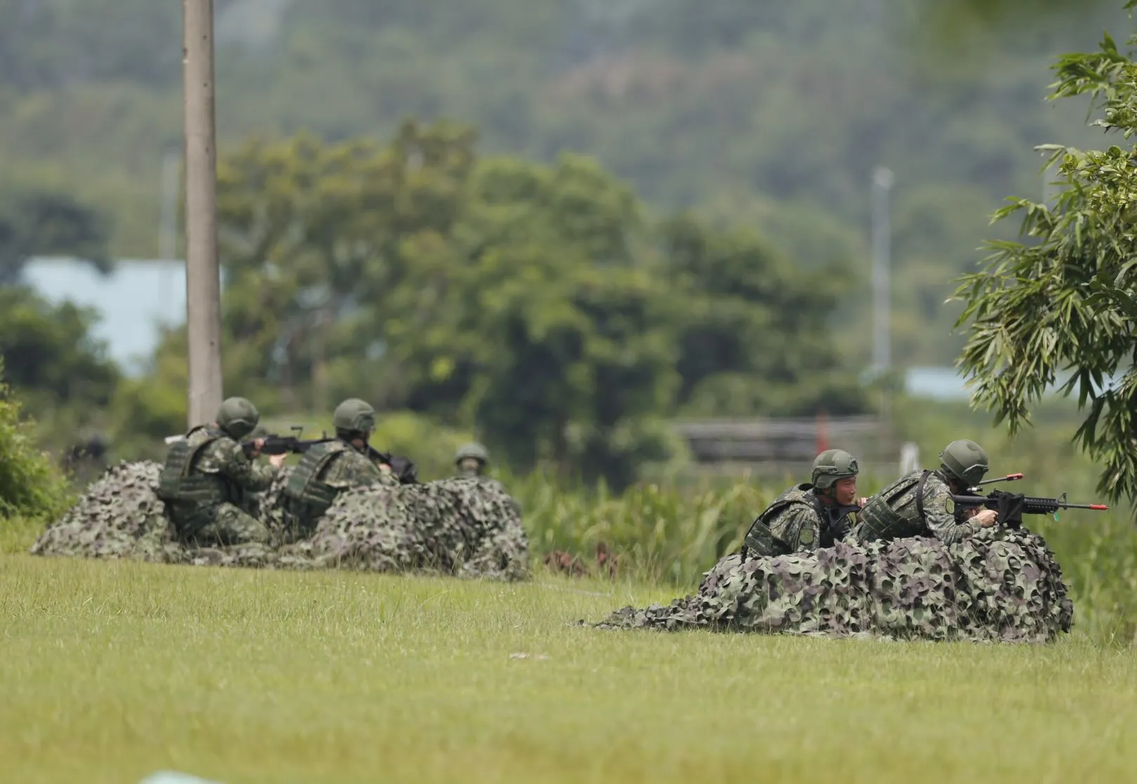 【軍傳媒／漢光42演習】關渡反空機降無人機實彈攻擊，國防部長、美語老師到場視察