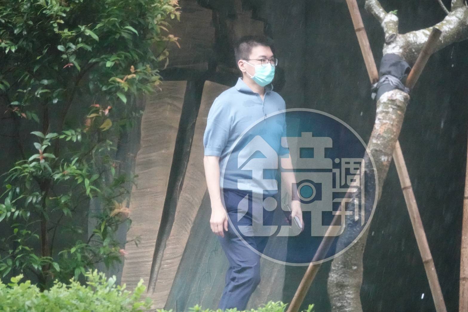 趙建銘神隱多日後,今天上午9點22分,被本刊獨家直擊帶著口罩現身台南市五妃街「趙建銘兆福脊椎骨科診所」外頭。