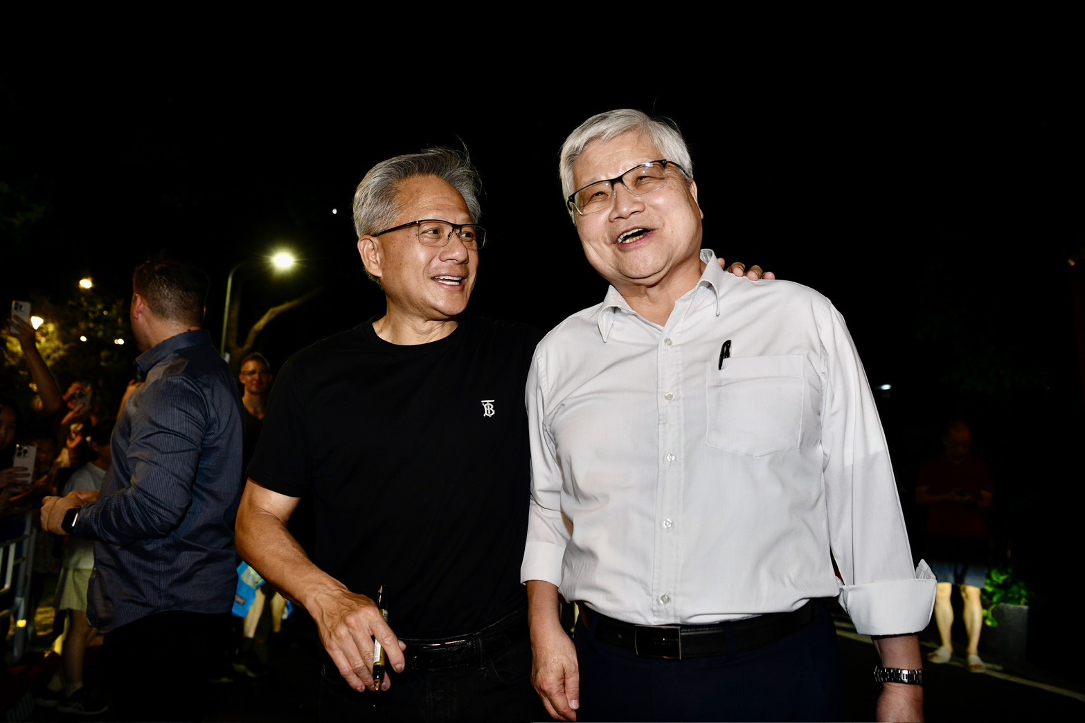 黃仁勳今將搭私人專機來台,首站到台南台積電參訪3奈米廠,預計明將在台積電運動會和魏哲家同台。圖為今年8月黃、魏在台北餐敘。(鏡報李智為)