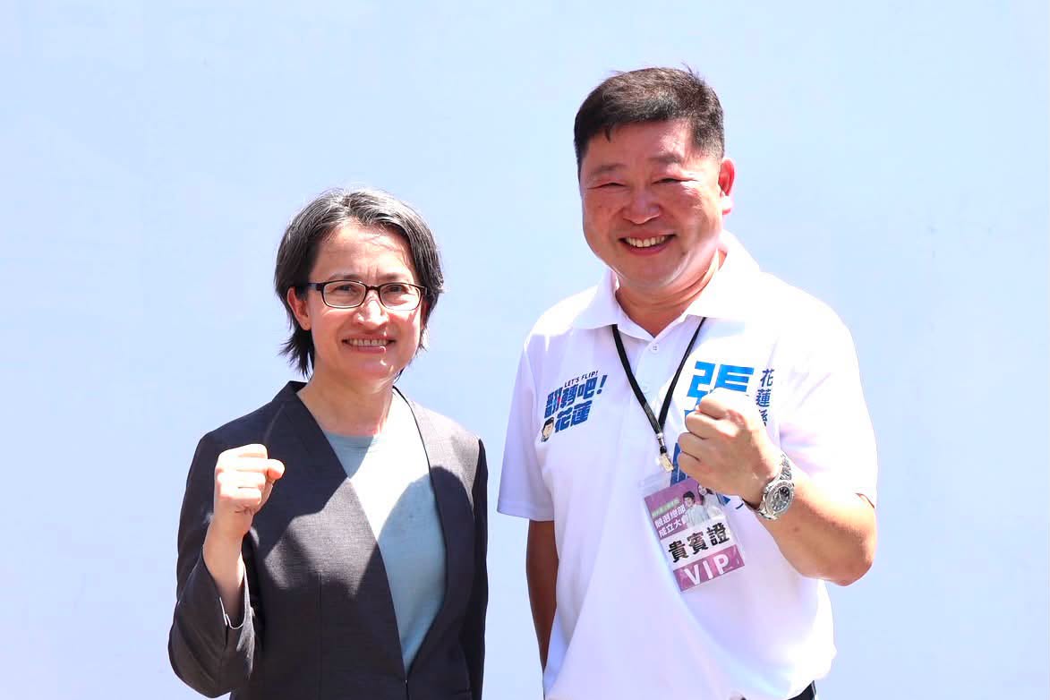 張峻與蕭美琴在議員競總成立大會同框。翻設張峻臉書