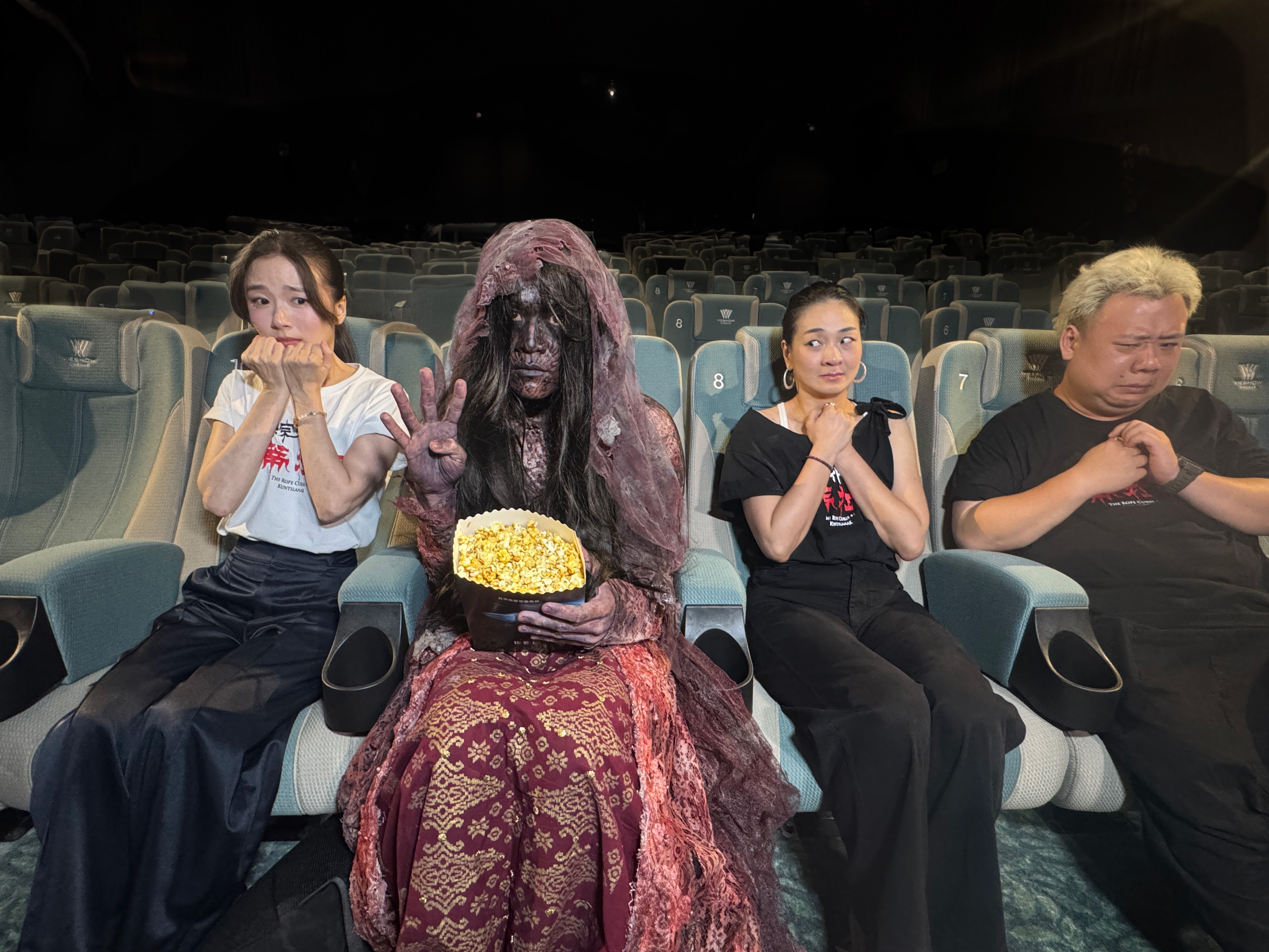 印尼最兇厲鬼「坤蒂拉娜」(左二)與《粽邪4:坤蒂拉娜》演員許安植(左起)、陳雪甄與劉國劭現身戲院。(華影提供)