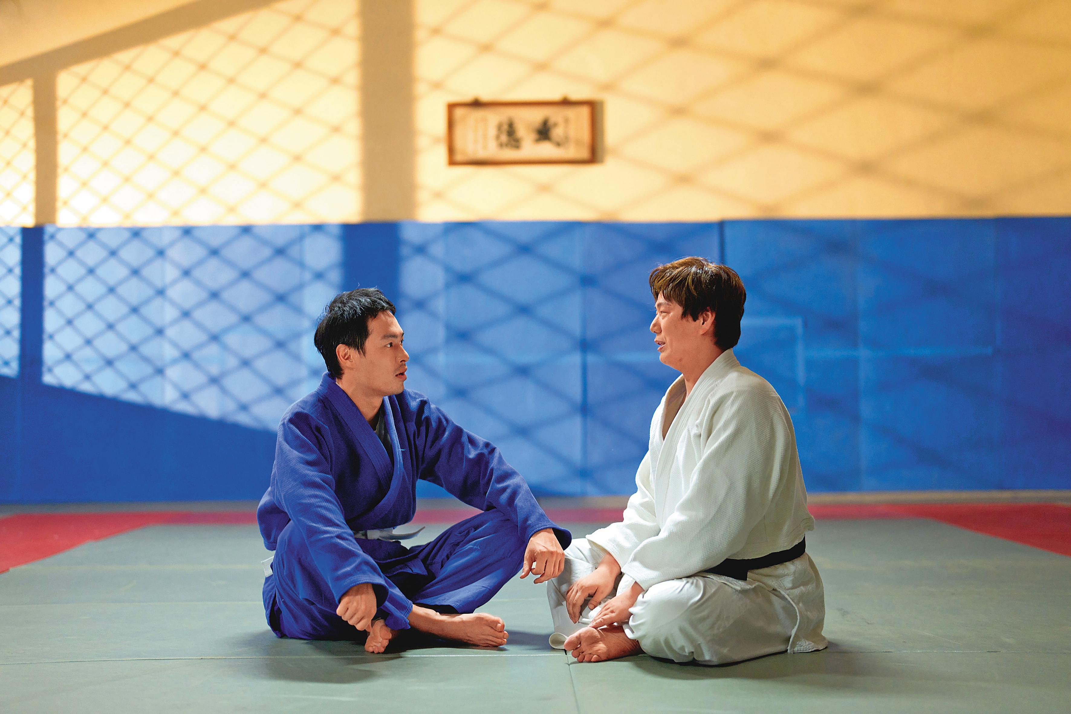 歌手蕭煌奇(右)以本名接演《接招吧!製作人》,並同意團隊將他個人經歷融入故事中。(壹壹影業提供)