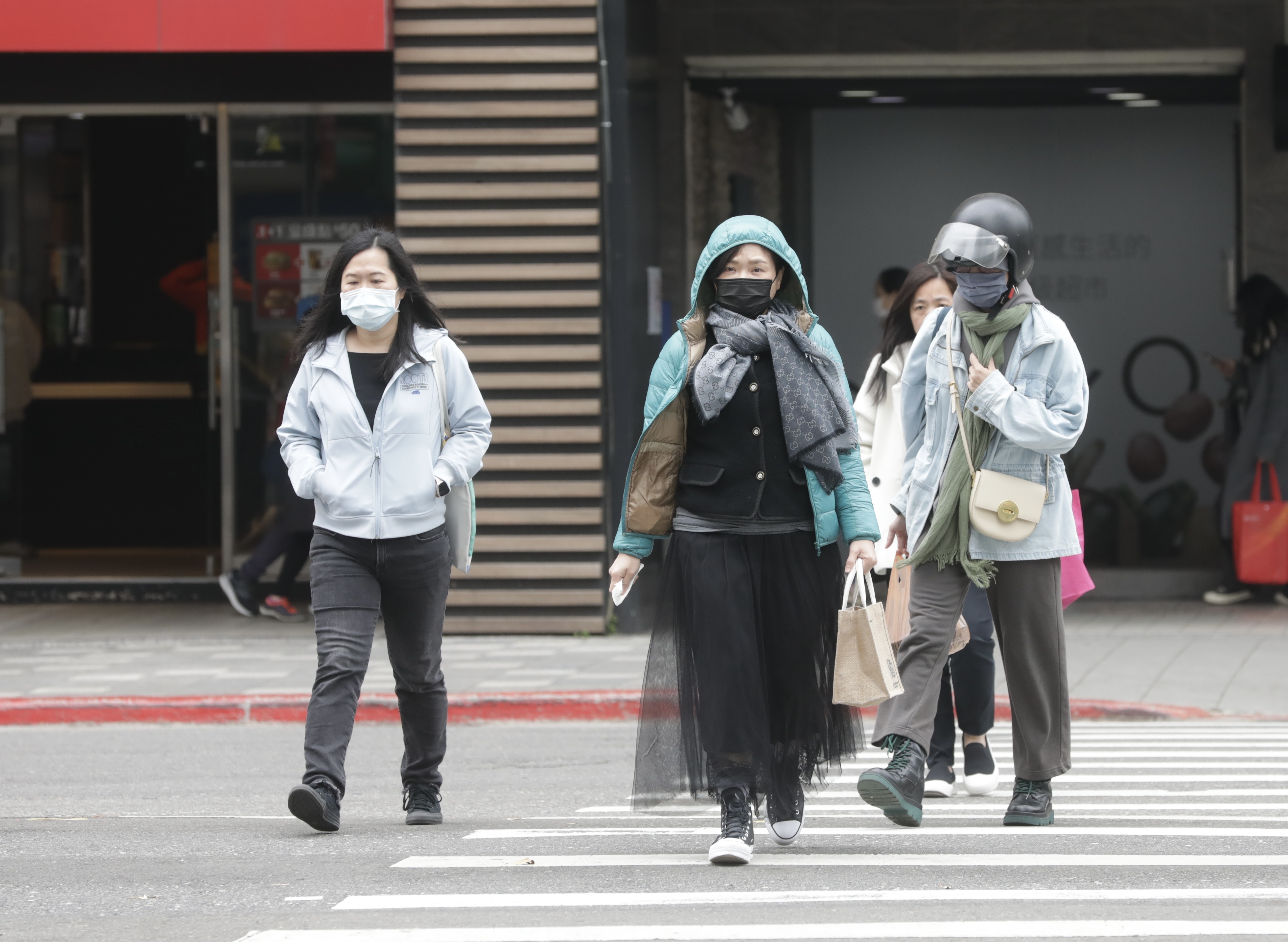 東北季風一波波來襲,北台灣今下探20度,注意保暖。(示意圖,本刊資料照)