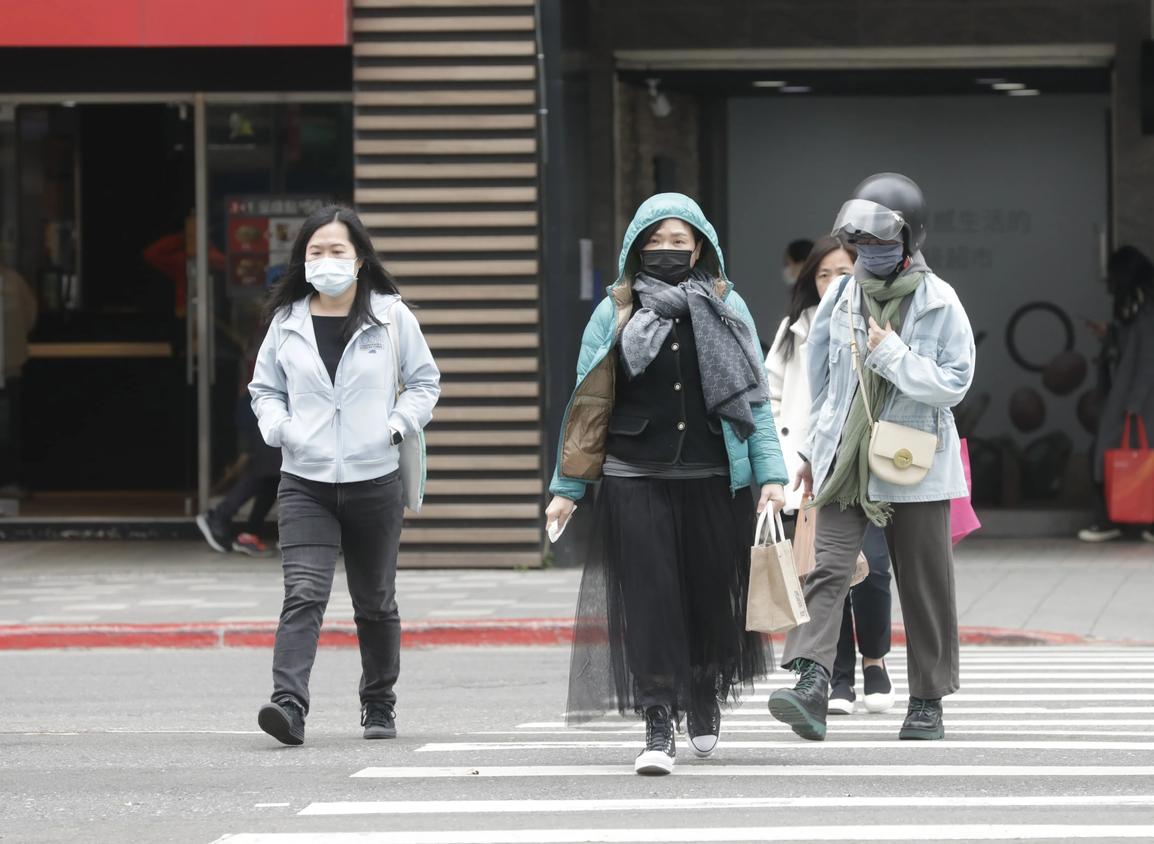 出門記得帶外套！北台灣今探20度　東北季風「這2天」再增強