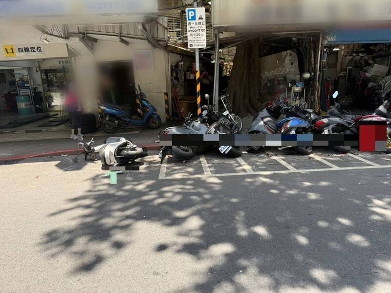 台北市松山區健康路今(27日)上午,一輛休旅車突然失控衝撞路邊停放的9輛機車。(翻攝畫面)