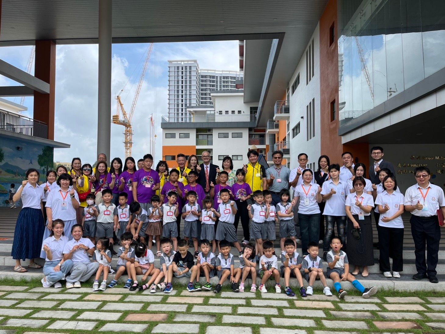游榮吉教育基金會支持新住民校長楊小梅圓夢,帶貢寮國小孩子踏出台灣,看見更大的世界。(圖/游榮吉教育基金會)