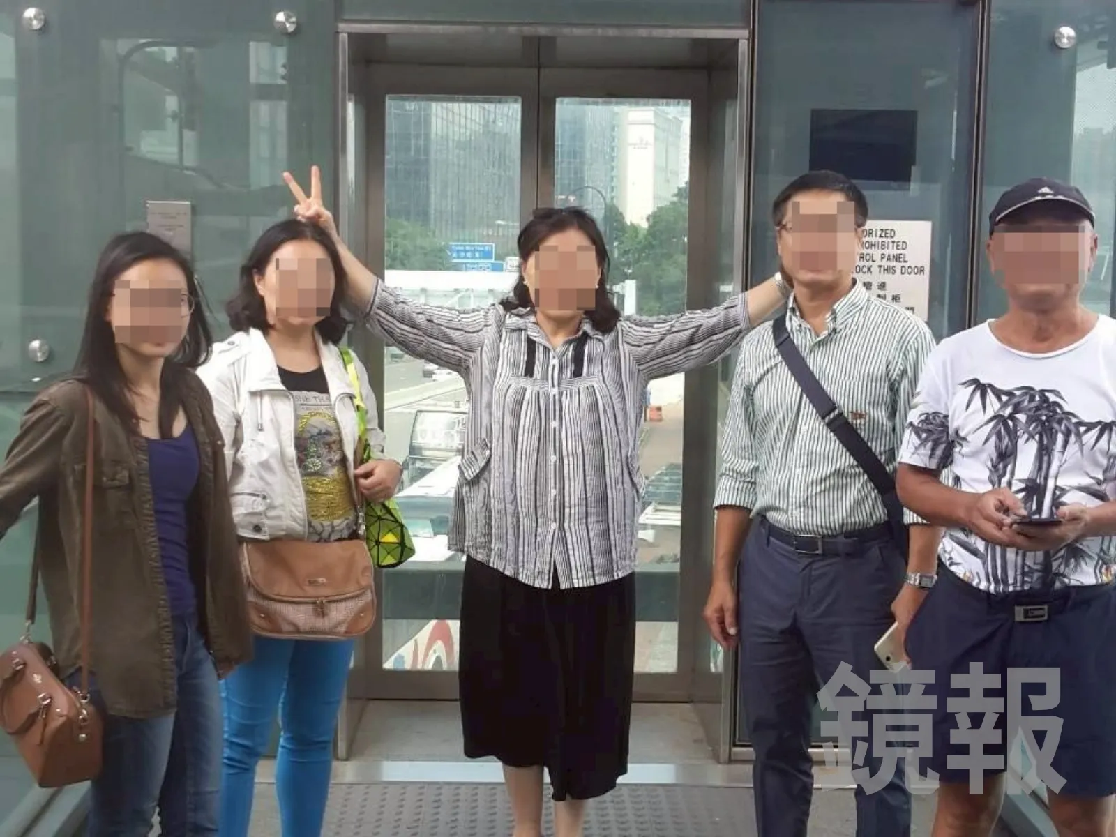 王姓人瑞家屬指控,賴姓女看護(中)帶著2個兒子(右一、右二),一起寄生王家。(鏡報提供)