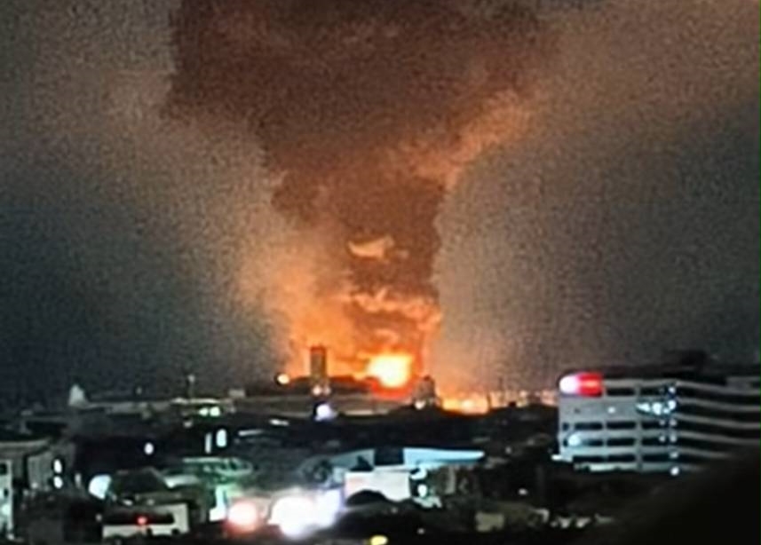 高雄岡山本洲工業區今晚發生嚴重火警,燃燒過程中還不斷傳出爆炸聲響,黑色濃煙也直竄天際。(翻攝自岡山人臉書)