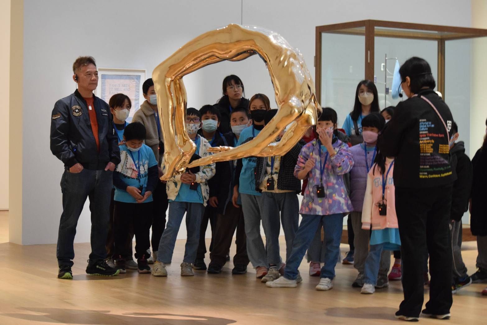 兒童節前夕,新北市貢寮國小師生來到台北市參觀富邦美術館,圖為欣賞當代藝術家路易絲·布爾喬亞的特展。(游榮吉基金會提供)