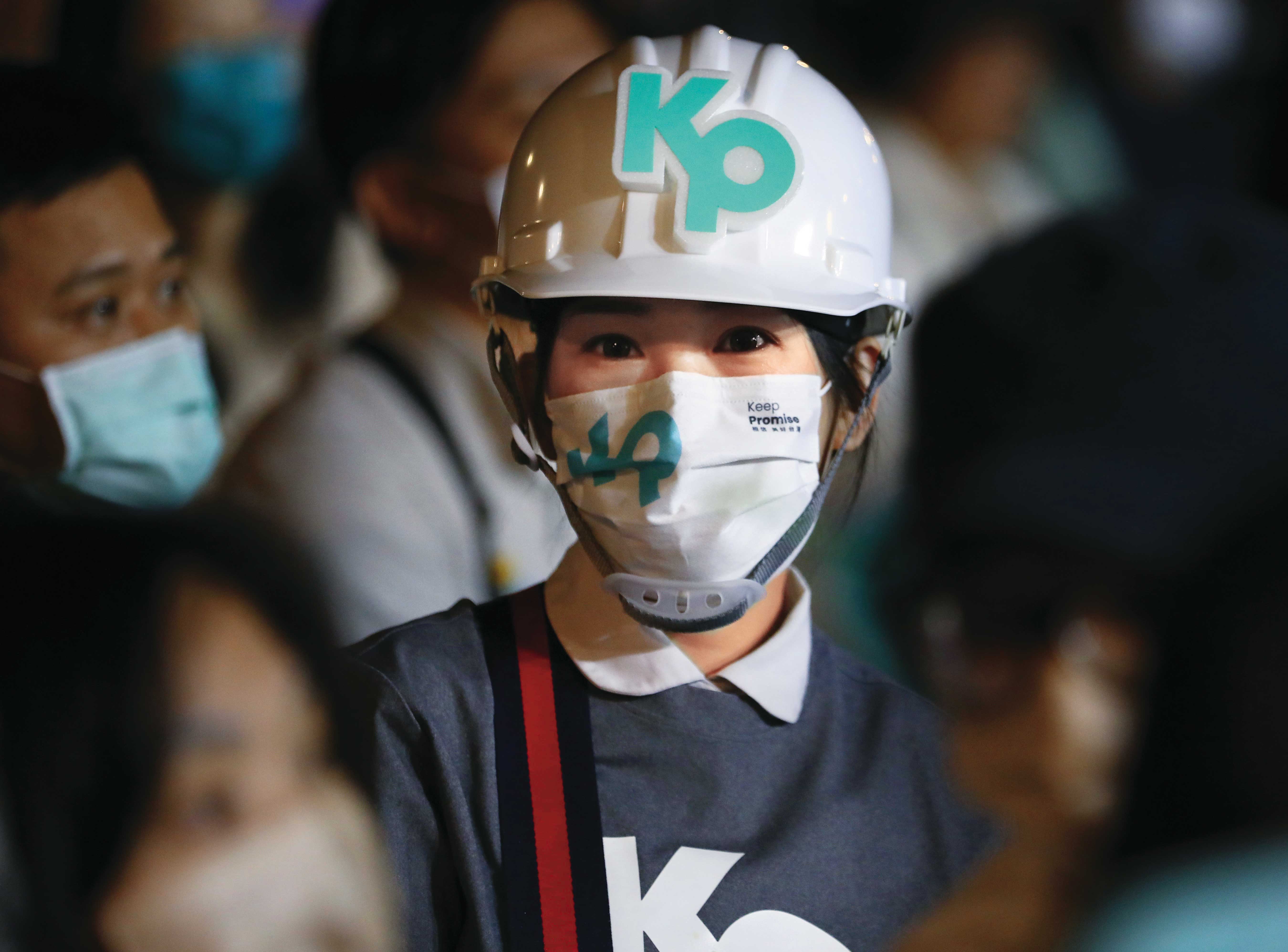 藍營委託民調顯示,白營基本盤3個月來從10%萎縮至7%左右,小草對新北選舉的未決或不投比例則增至2成。