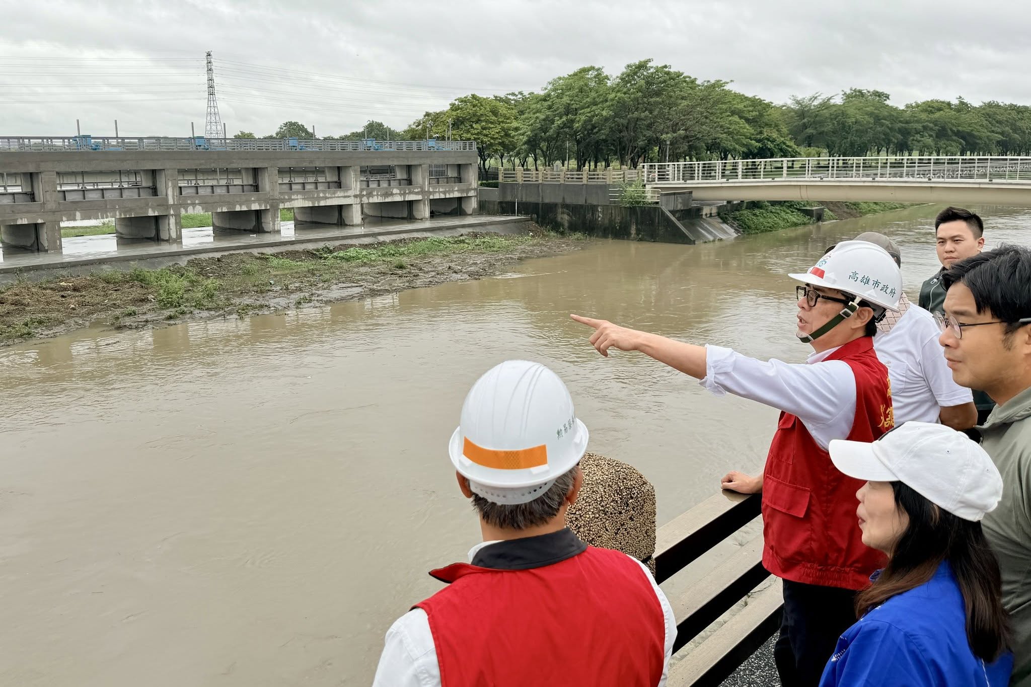 高雄市政府今晚宣布,明高雄市山區雨量仍達停班停課標準,為維護山區民眾安全,共有5個行政區停止上班、停止上課。(翻攝自陳其邁臉書)