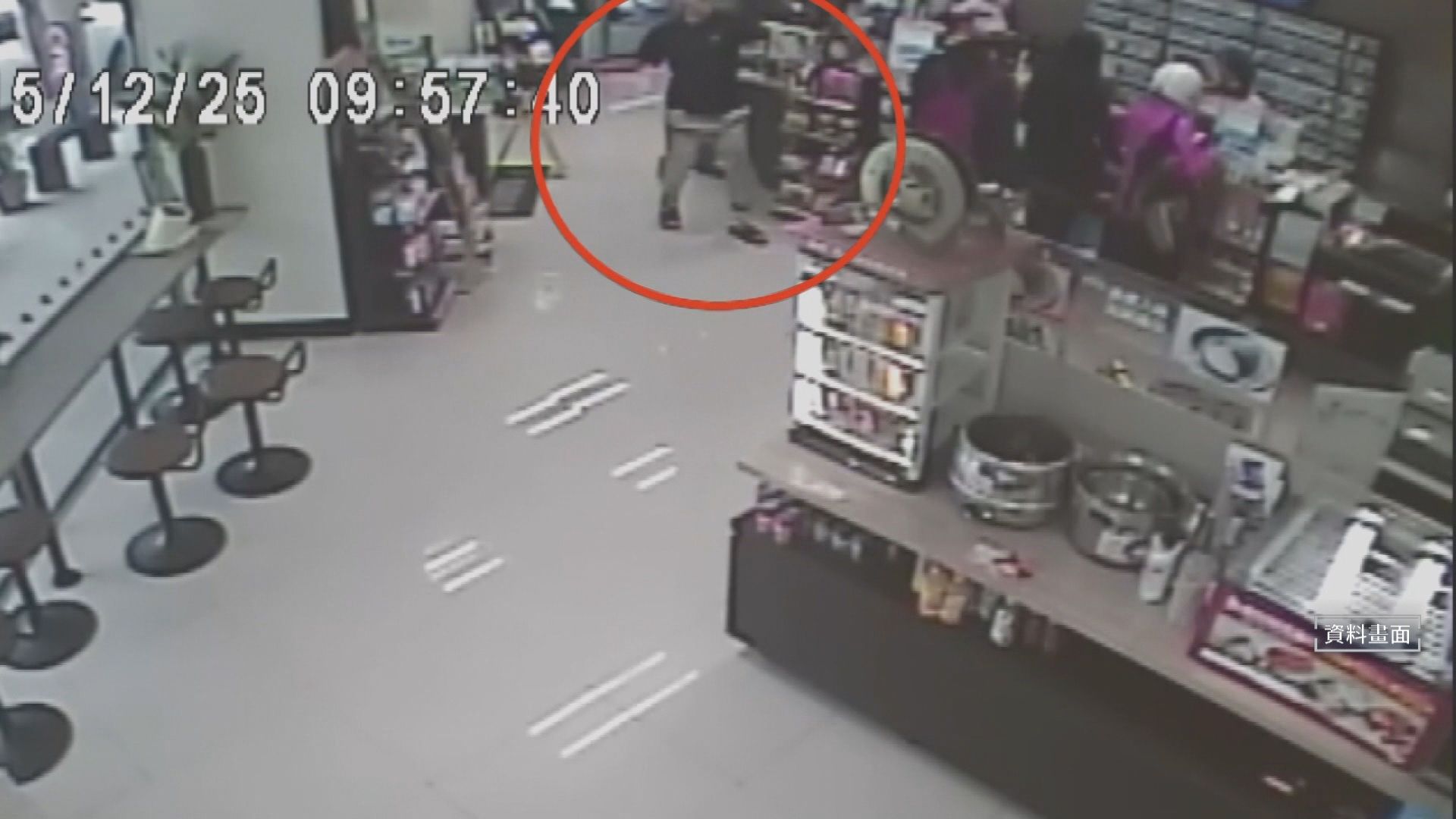 邱嫌10年前在苗栗同一超商隨機砍傷顧客和店員。(翻攝畫面)