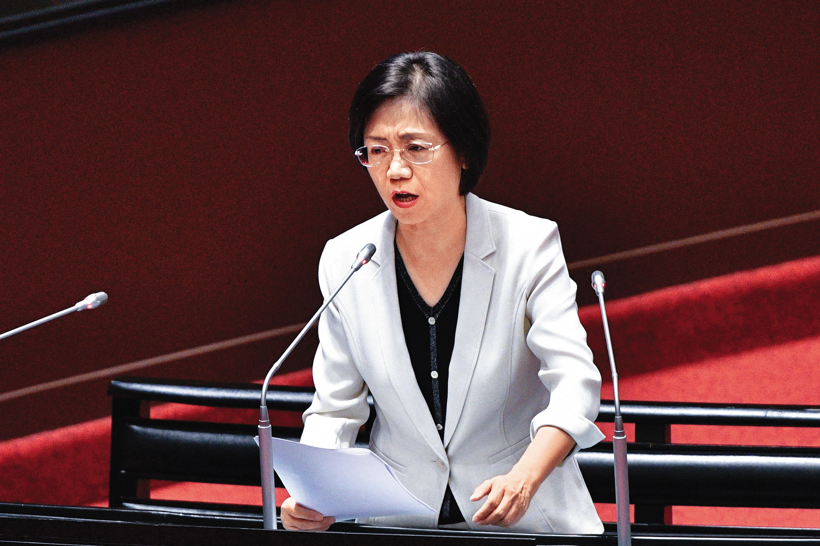 國民黨立委翁曉玲(圖)提案將總統賴清德的國務機要費全數刪凍,此舉波及政府向各家庇護工場採購的中秋禮盒訂單,引發輿論反彈。(鏡報李智為)