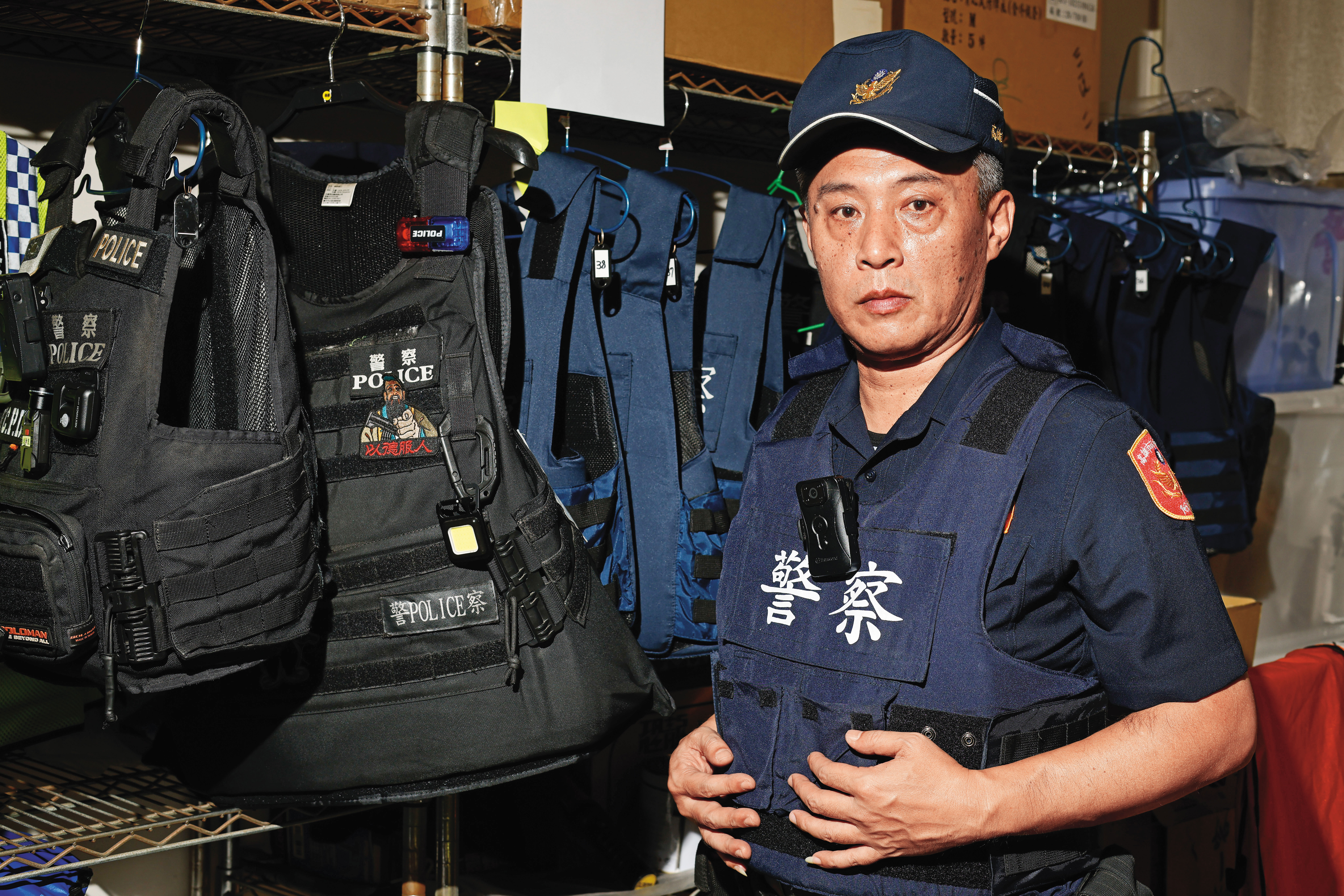 擔任警察33年的吳竣鴻幾乎每日都到銀行臨櫃關懷,為了阻詐,多次被民眾投訴也不輕易放行。