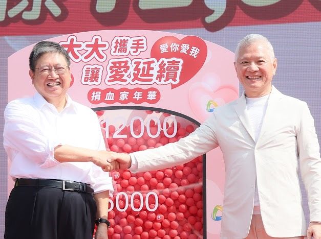 「大大攜手讓愛延續」捐血家年華活動,新竹縣長楊文科(左)親自到場支持。右為大大數位基金會董事長戴永輝。(圖/大大數位慈善基金會)