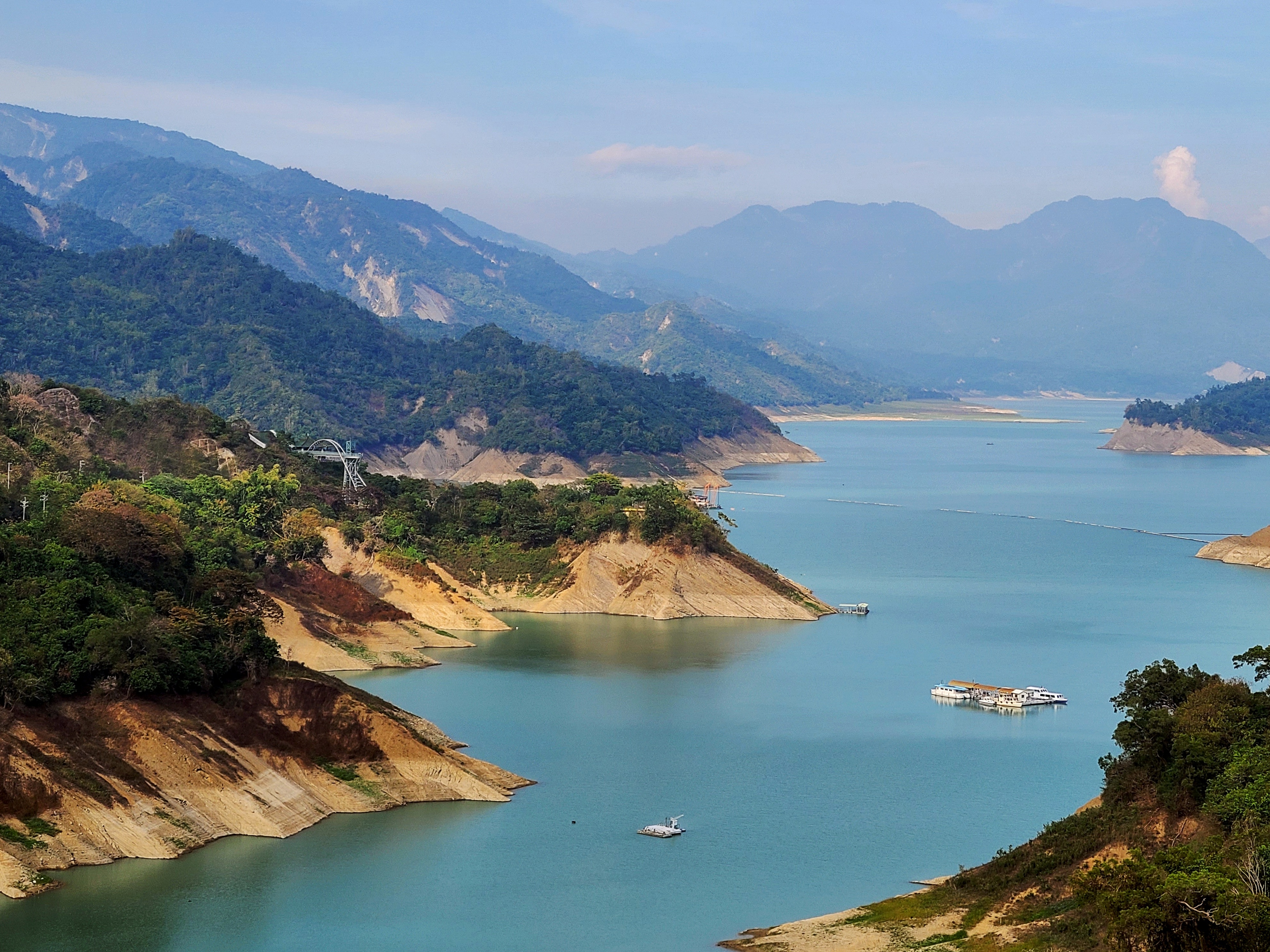 曾文水庫風景區因地震導致園區多處土石崩塌,影響道路通行,宣布今暫停開放。示意圖。(本刊資料照)