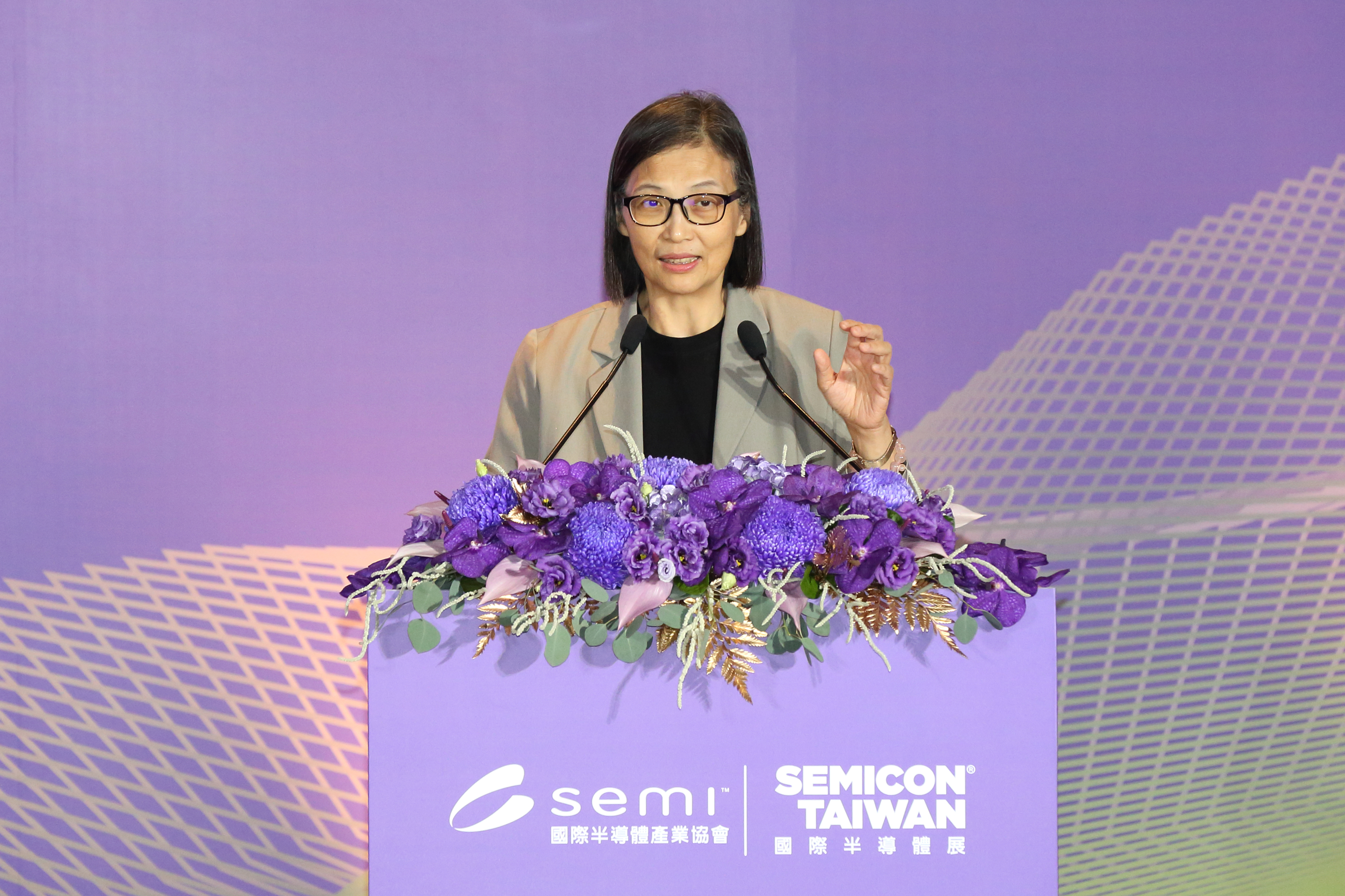 環球晶董事長徐秀蘭號召成立半導體材料聯盟,串聯在地供應商。