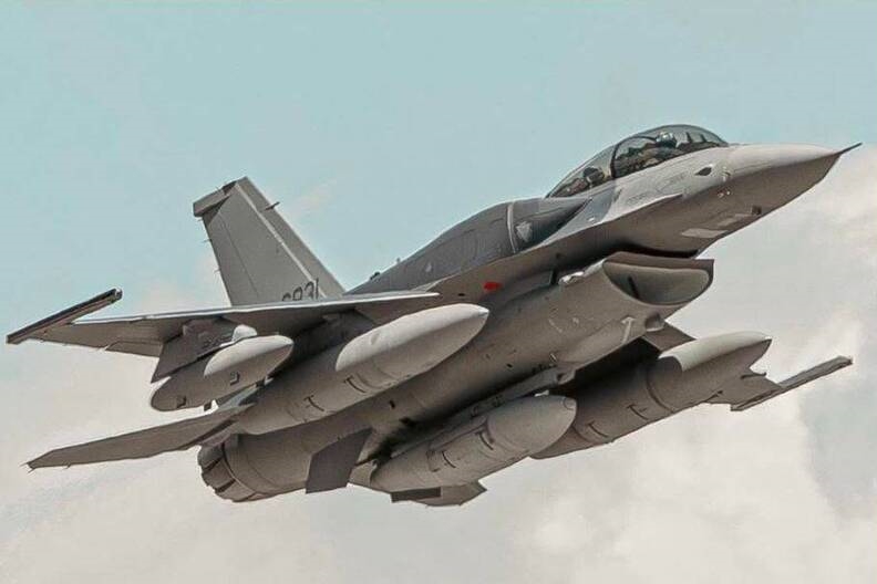 首批2架F-16V戰鬥機,已從夏威夷起飛並於今上午正式飛抵台東空軍志航基地。示意圖(翻攝自立委王定宇臉書)