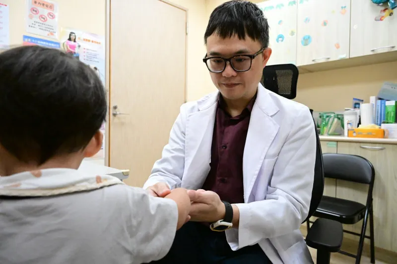 國小女童發燒乳頭紅腫被急送醫　醫師揭「右乳頭被吃光」原因