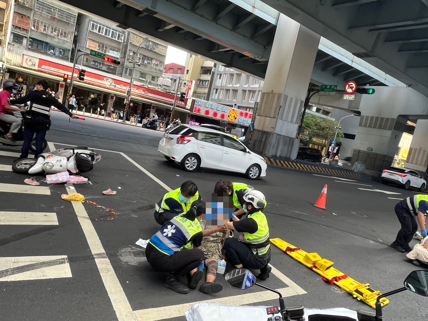 王姓男子毒駕行經中和景平路,失控撞倒一對機車雙載的姊妹,造成兩名婦人1死1傷。(翻攝畫面)