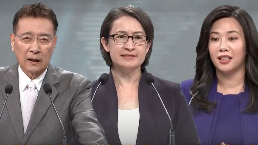 趙少康(左)指蔡政府丟邦交國、WHA觀察員,攤手問「馬英九哪裡有丟主權?」