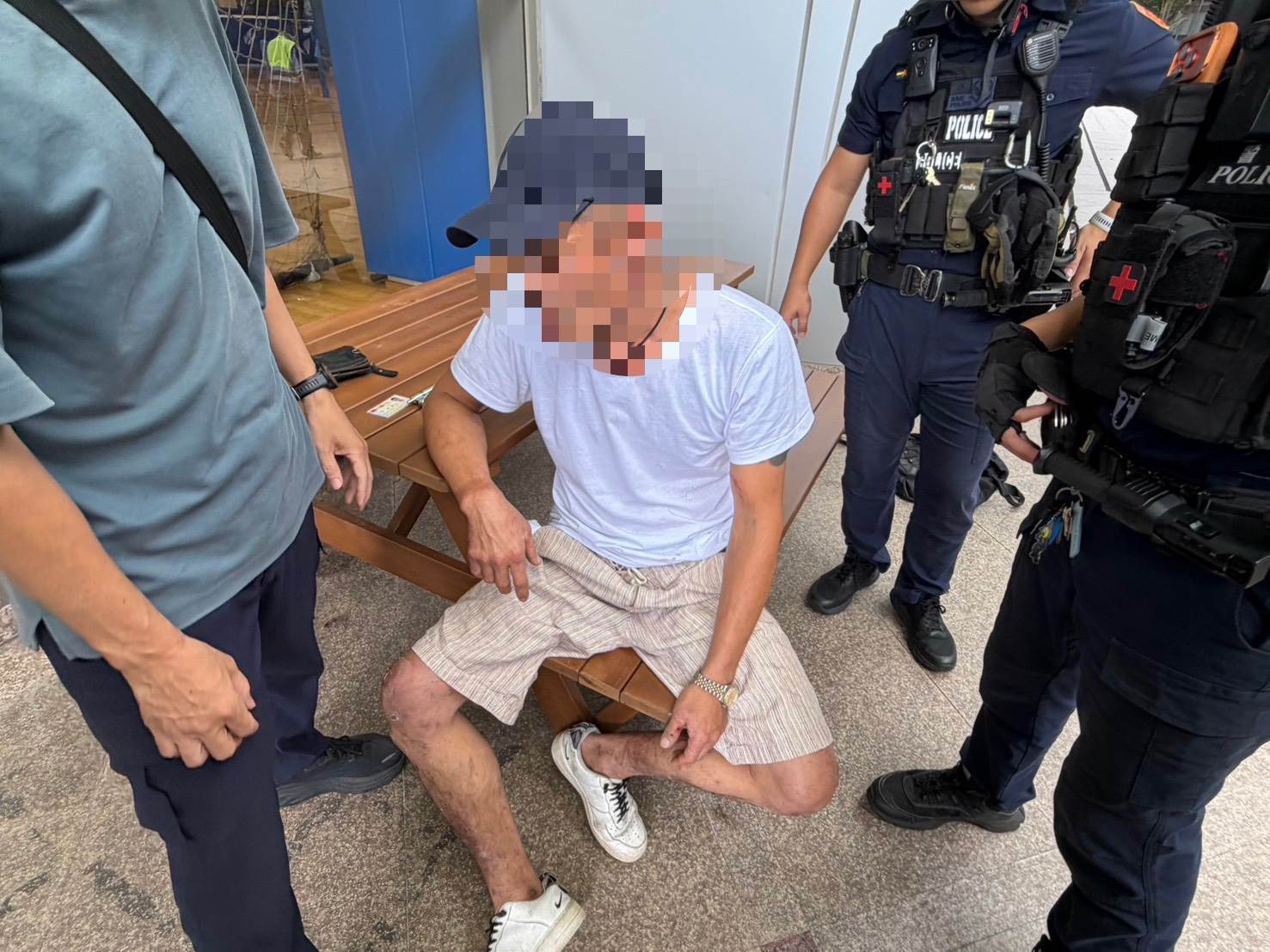 一名51歲林姓男子手持割草剪刀於校園內遊蕩,警方接獲報案後隨即會同校方人員入校將林姓男子壓制逮捕。(翻攝畫面)