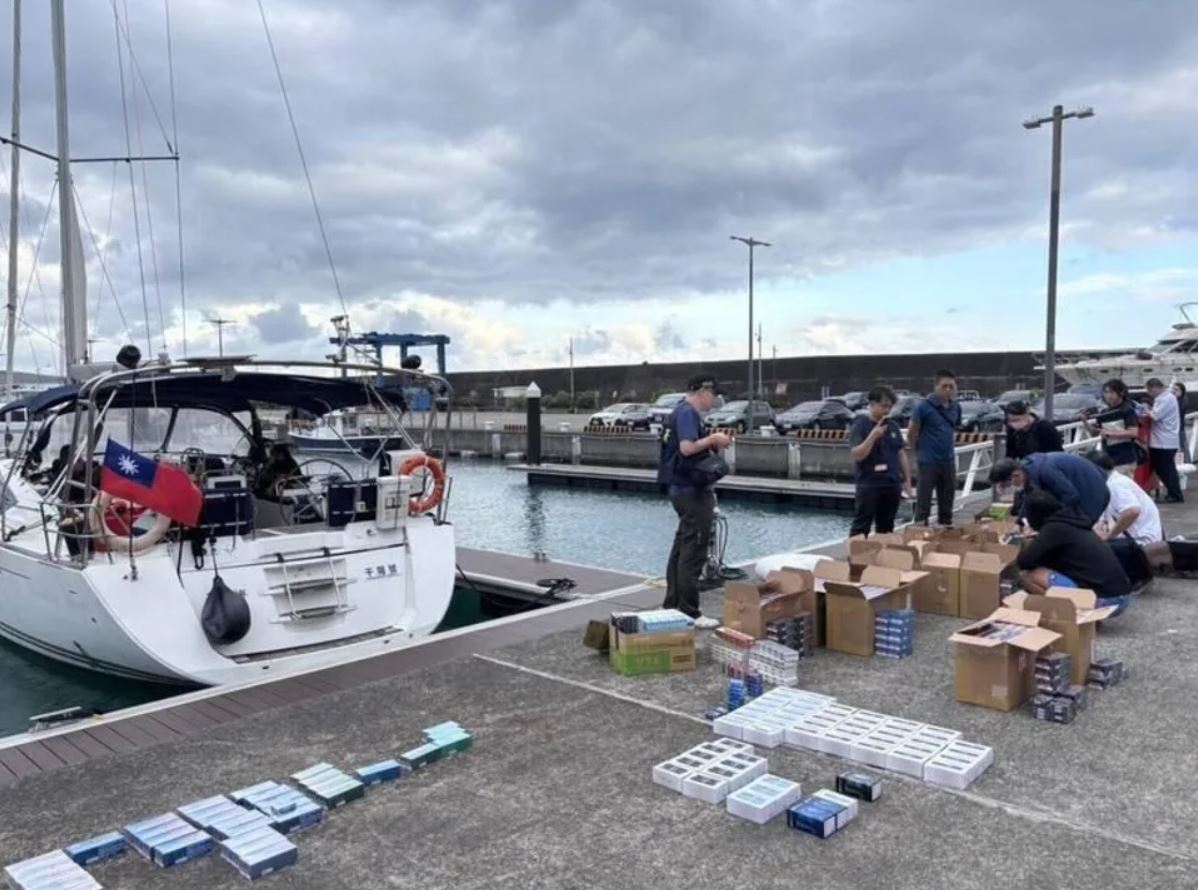 海巡署日前查獲遊艇走私加熱菸,1.2萬包加熱菸全數查扣並銷毀。(海巡署提供)