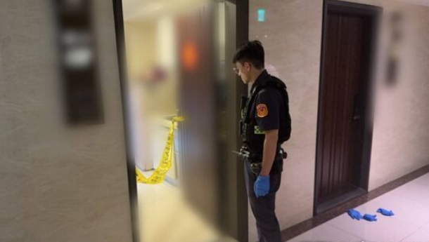 新北市新莊區龍安路一處出租套房13日傍晚驚傳離奇命案,一名27歲趙姓女子被發現陳屍床鋪且已出現屍斑。(翻攝畫面)