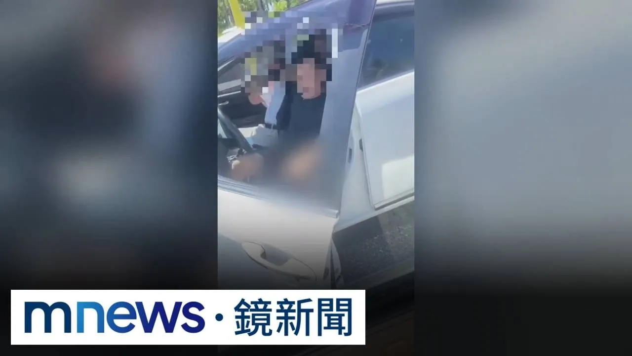 按兩聲喇叭引爆衝突！　兩車駕駛爆氣當街大打出手