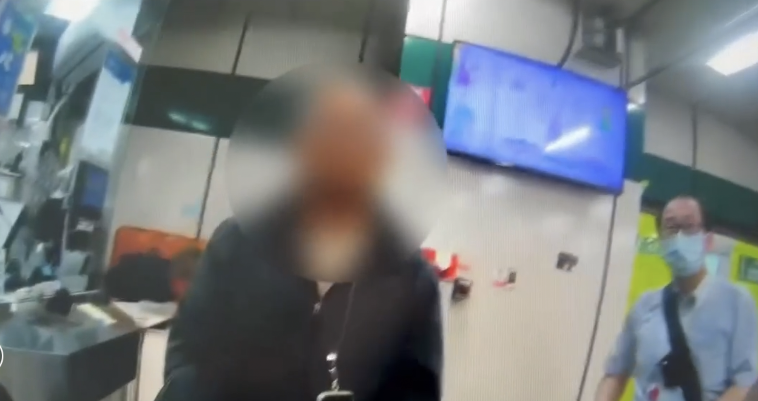 捷運怪叔叔偷攝妙齡女  正義哥眼尖識破智擒惡狼