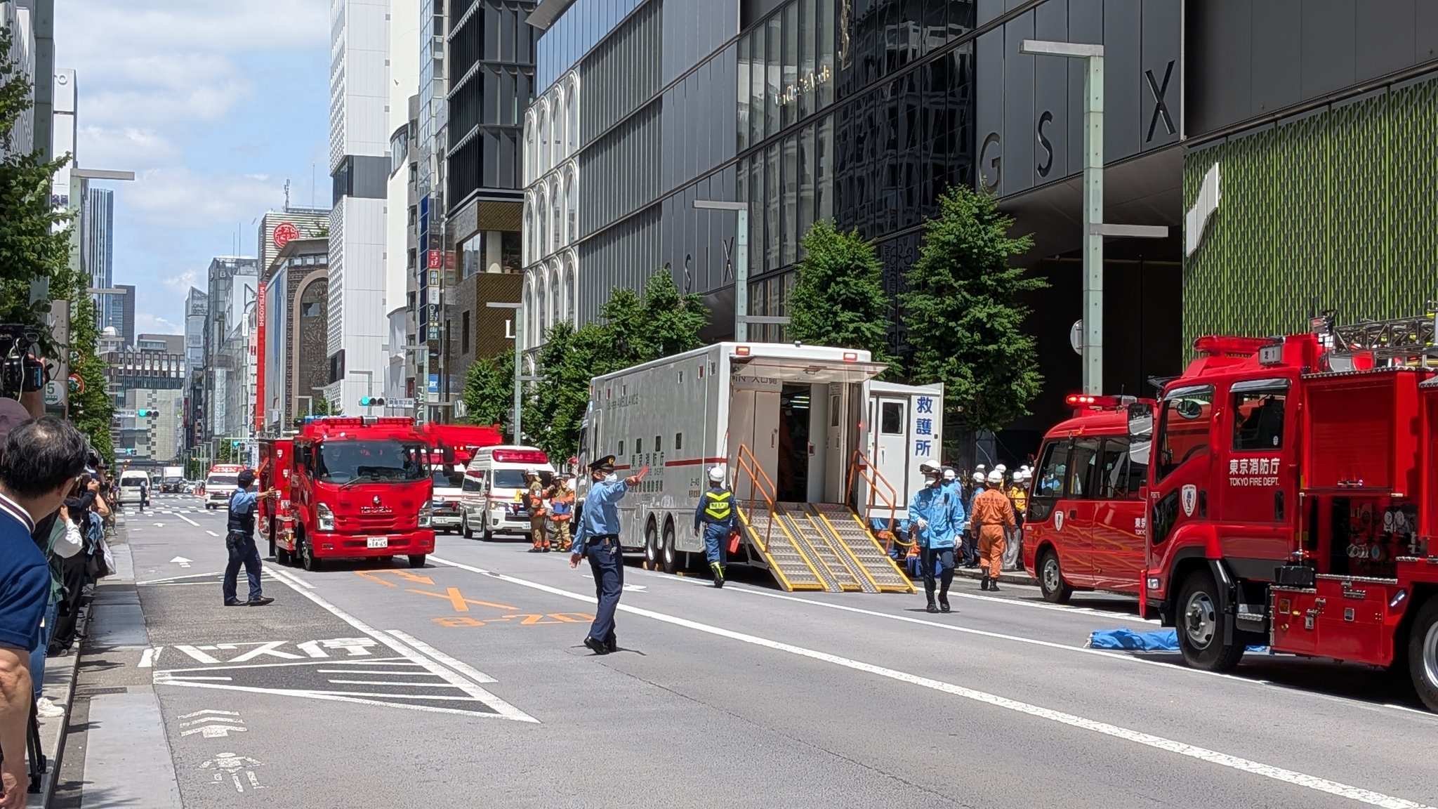 警視廳公布嫌犯特徵指出,該名男子年齡尚無法確定,案發時上半身穿著黑色上衣、下半身著偏白色的長褲,並配戴著白色口罩遮掩面容。(翻攝自@ino34_r X)
