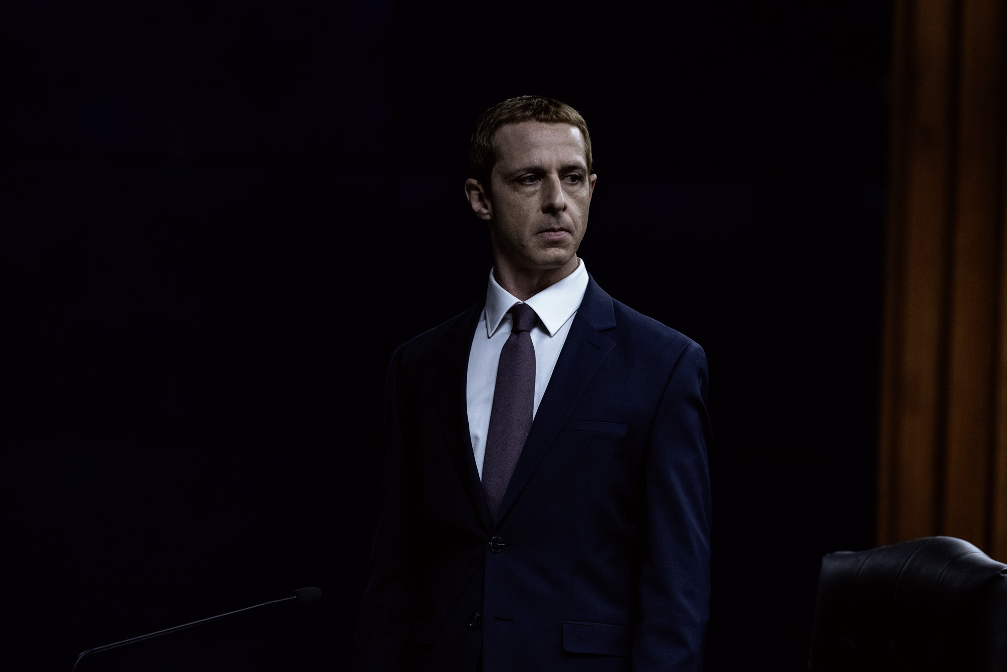 《社群清算》故事聚焦2021年發生的「臉書檔案」(Facebook Files)吹哨事件,馬克祖克柏的扮演者也從傑西艾森柏格換成傑瑞米史壯。(索尼提供)