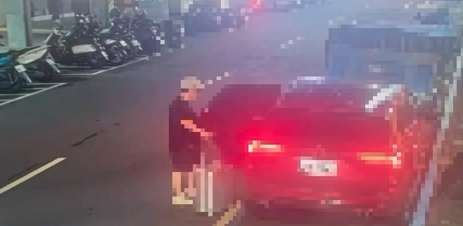 吳嫌把藏有大體的行李箱搬到車上。警方提供