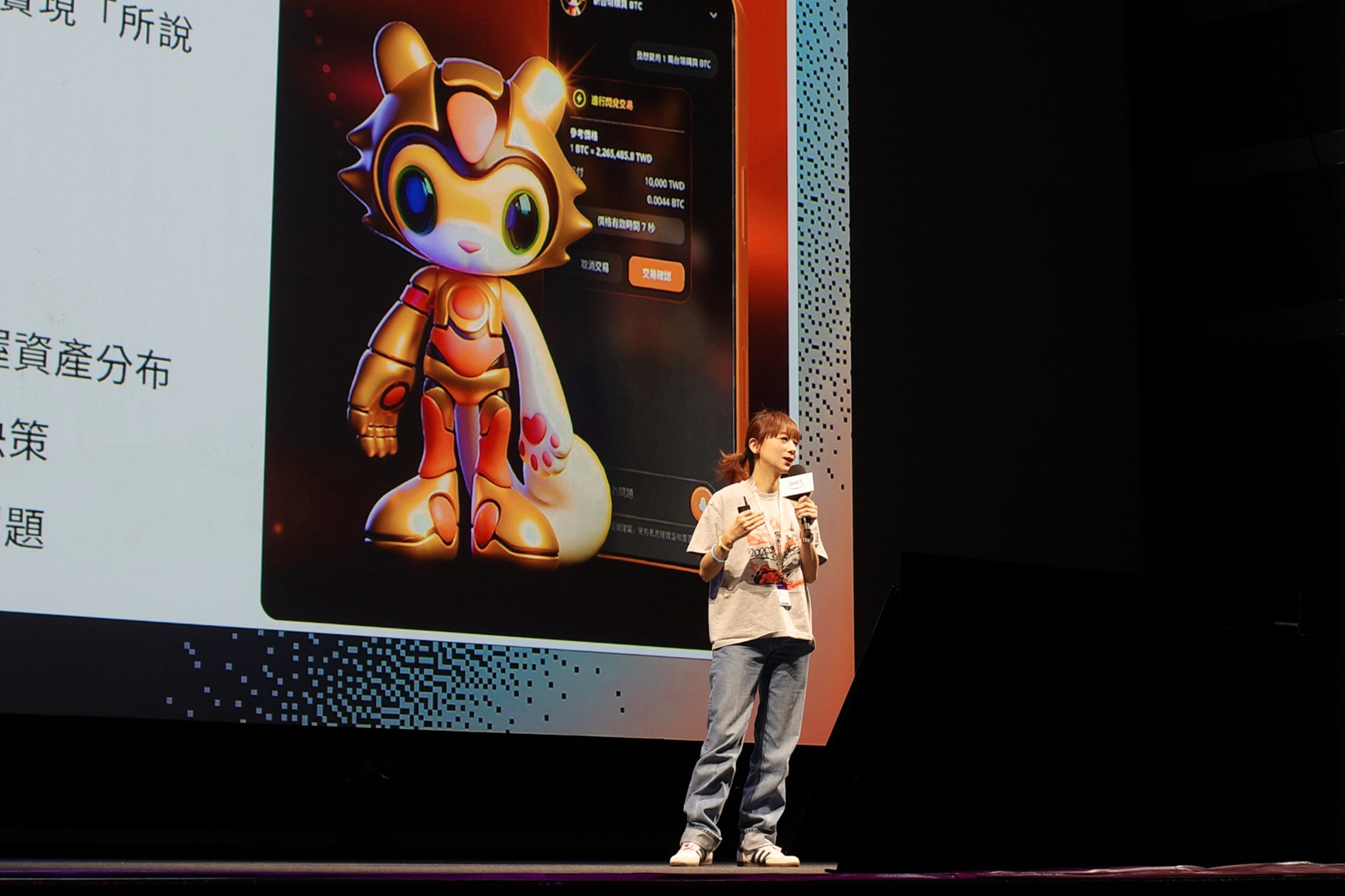 HOYA BIT 創辦人彭云嫻受邀登上 2026 AWS Summit Taipei 千人舞台,以旗下「AI 金寶」為例,分享攜手 AWS 運用 Amazon Bedrock AgentCore 打造安全治理與可擴展的 AI Agent 基礎架構。(圖/HOYA BIT提供)