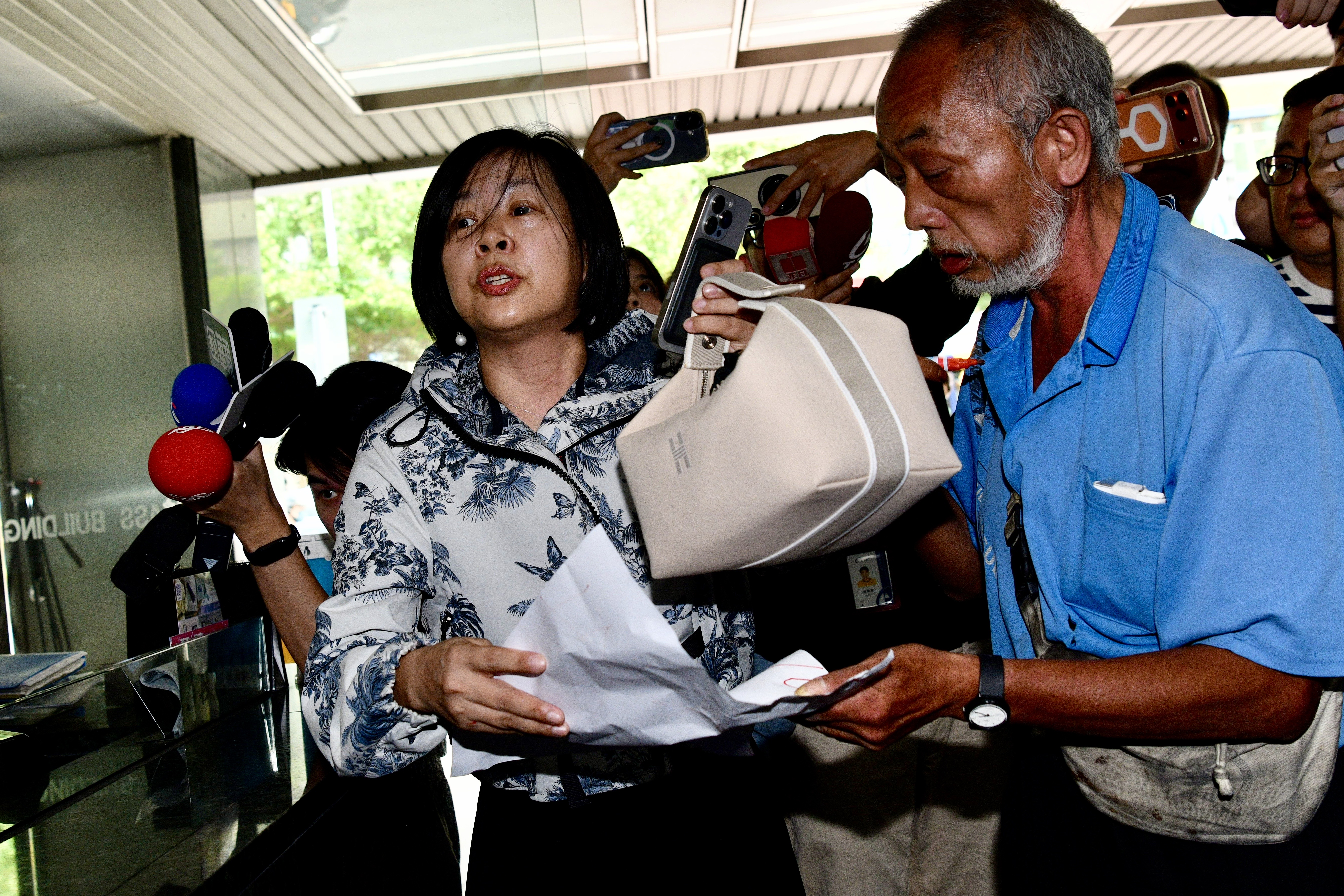 李貞秀相當喜愛精品,今天拎著的便當袋也是愛馬仕的。(鏡報李智為攝)