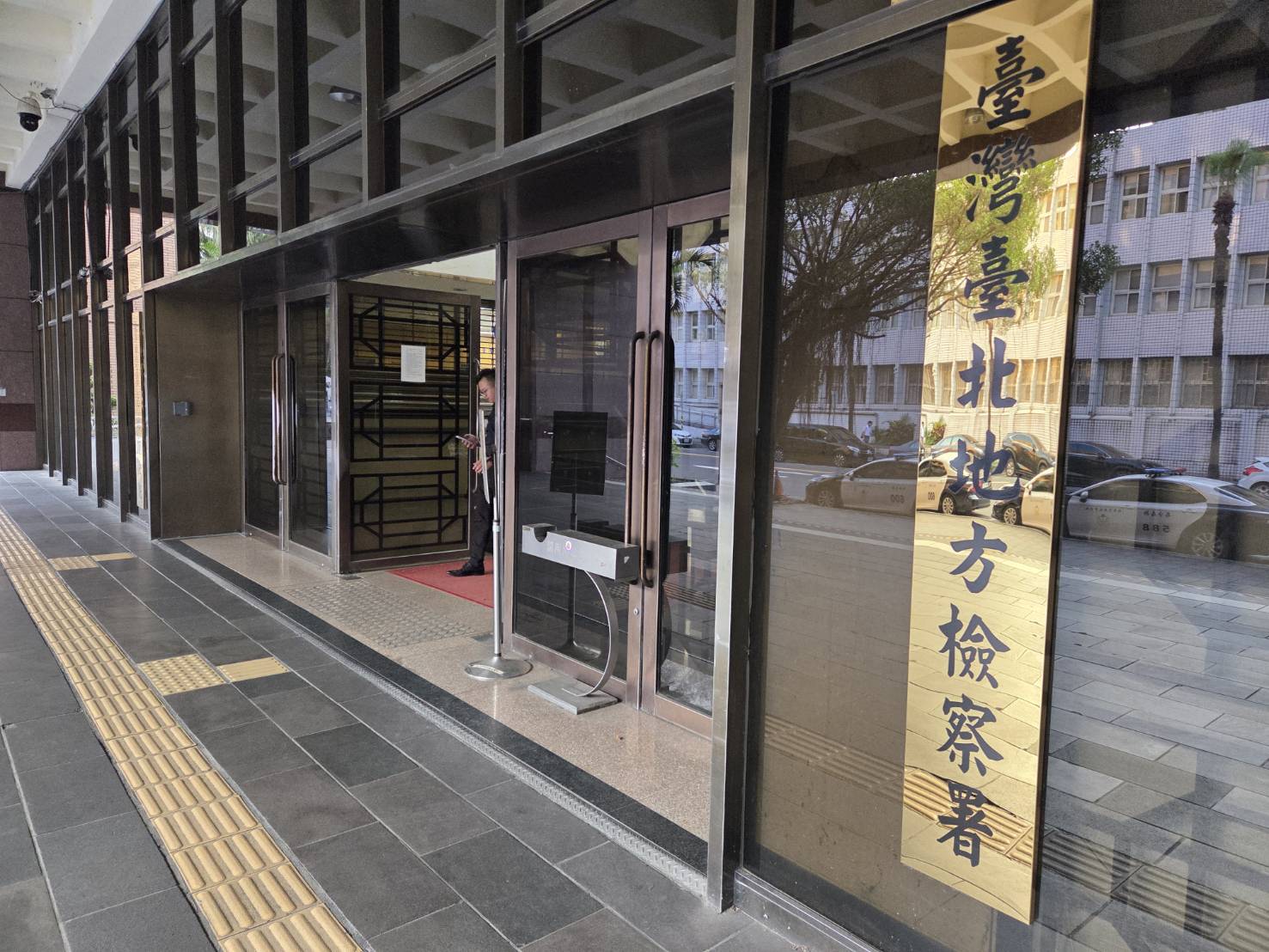 左姓男子潛入台北教育大學安裝針孔偷拍女學生,北檢複訊後,依妨害秘密及妨害性隱私等罪將他聲請羈押禁見。記者林俊宏攝