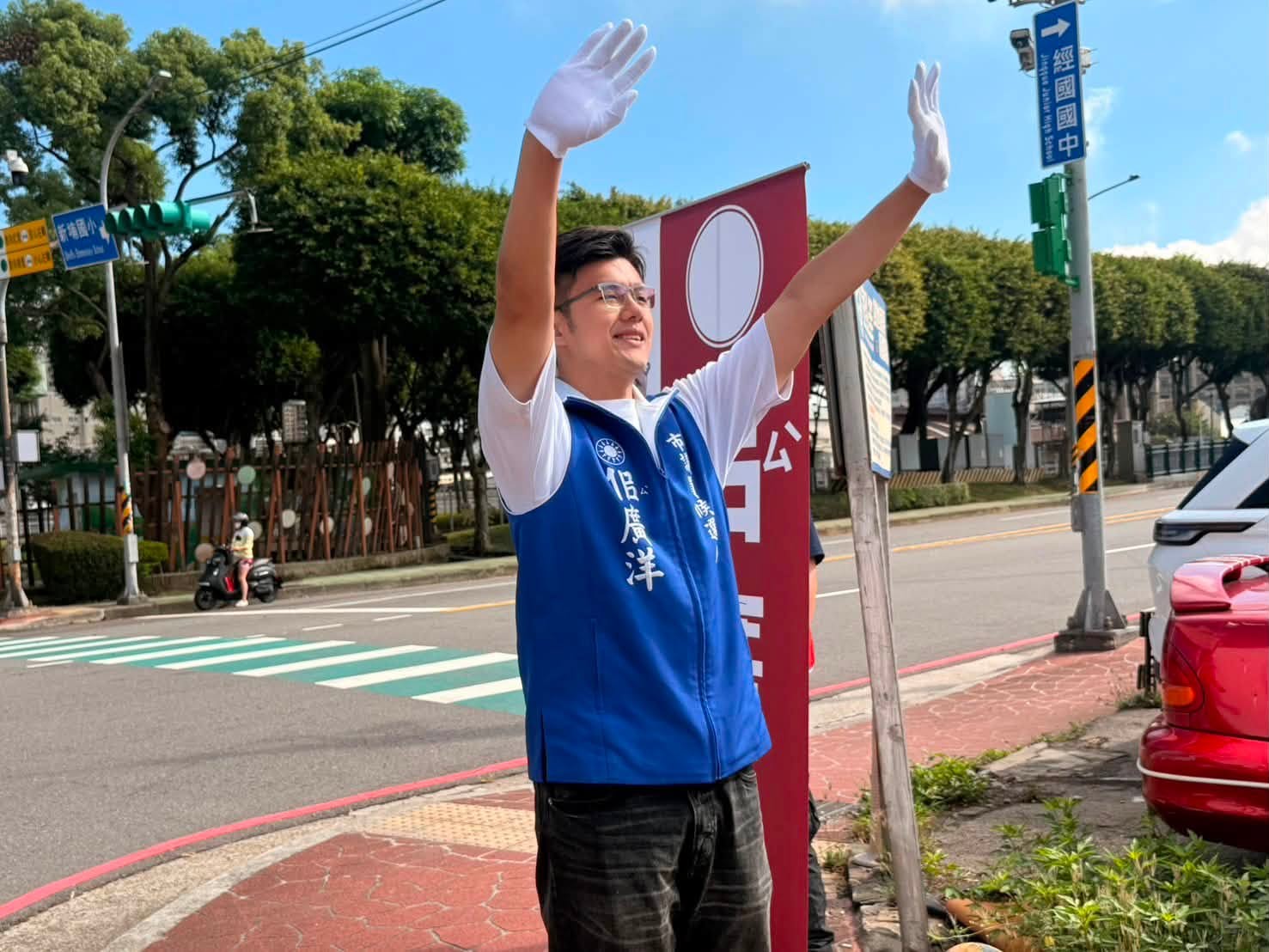 佀廣洋宣稱放棄國民黨提名,競選背心上仍掛著國民黨徽。(翻攝自佀廣洋臉書)
