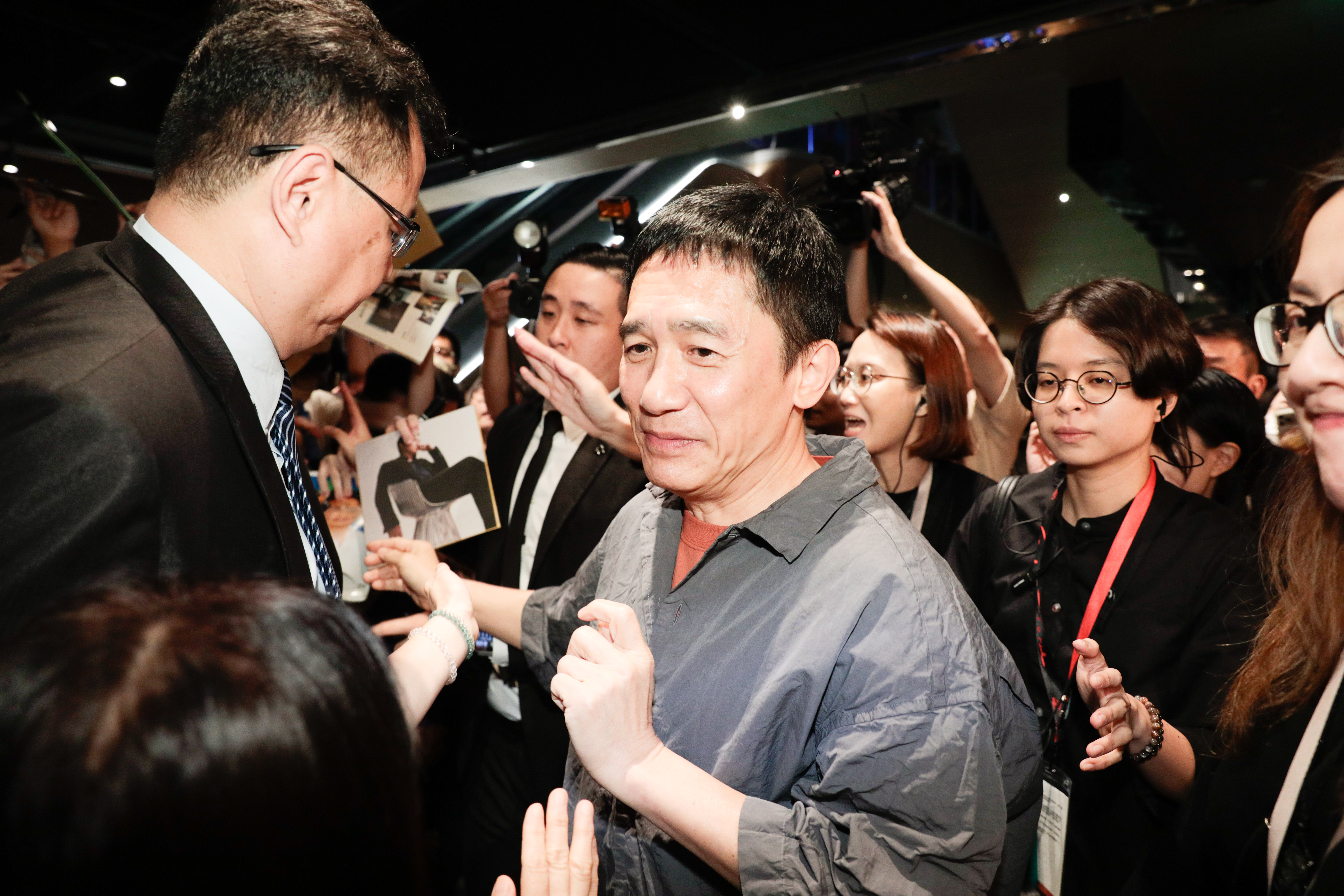 梁朝偉結束大師課後接受媒體拍照,微笑掩不住好心情。
