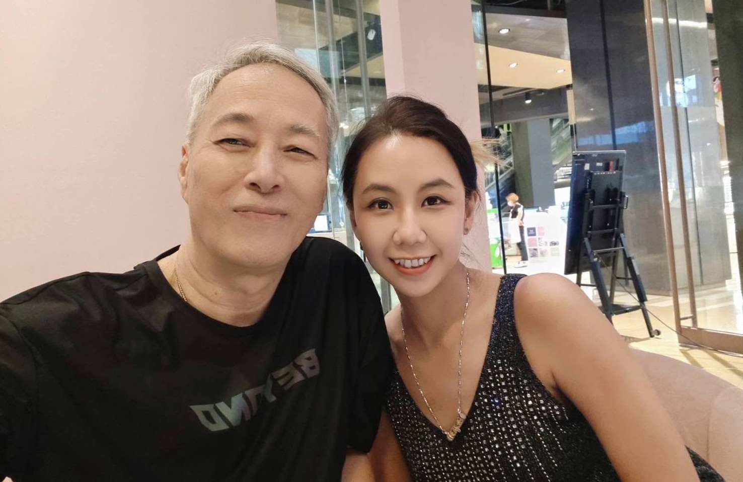 71歲的姜厚任(左)與46歲的童芯交往,引發話題。(翻攝臉書童芯)