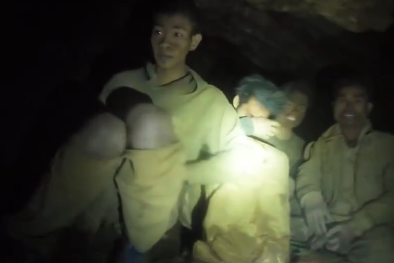 繼先前尋獲的5名生還者後,最後2名受困礦工也順利被發現,7名受困村民全數奇蹟生還。(翻攝自@NewsBFM X)