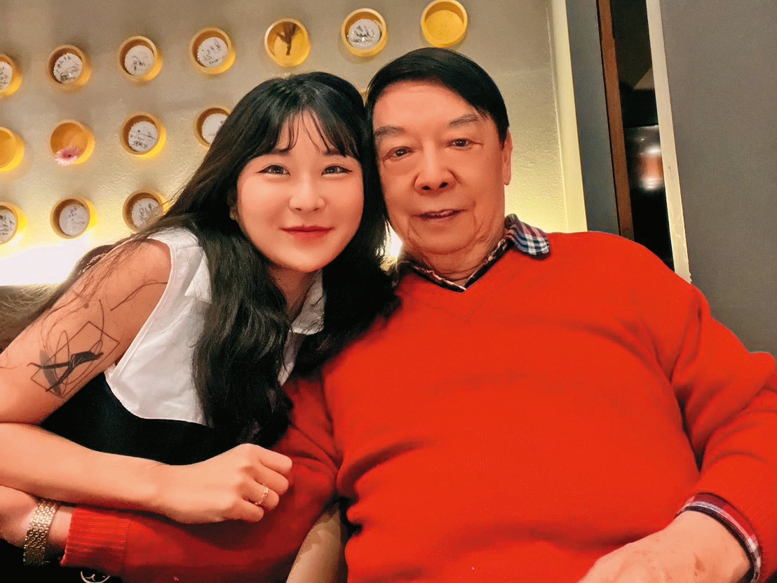 仙塔律師親暱地勾著王廣德的手,甜蜜手段收服了富商的心。(讀者提供)