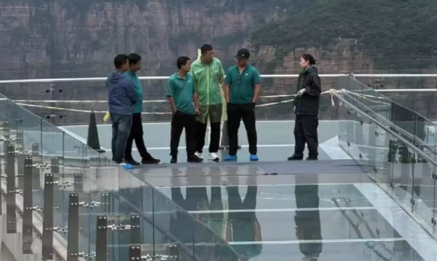 河南知名5A級旅遊景區「寶泉旅遊區」,日前有一名男童用雨傘猛戳,導致玻璃碎裂,嚇壞遊客。(翻攝自巴士的報)