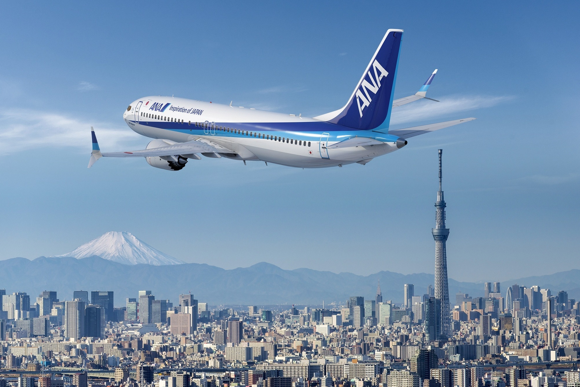 全日空班機在羽田機場降落時突遇異常接近,所幸防撞系統警報及時作響,機組人員迅速爬升避開專機,成功保住機上197名乘客與機組人員安全。(翻攝自ANA臉書)