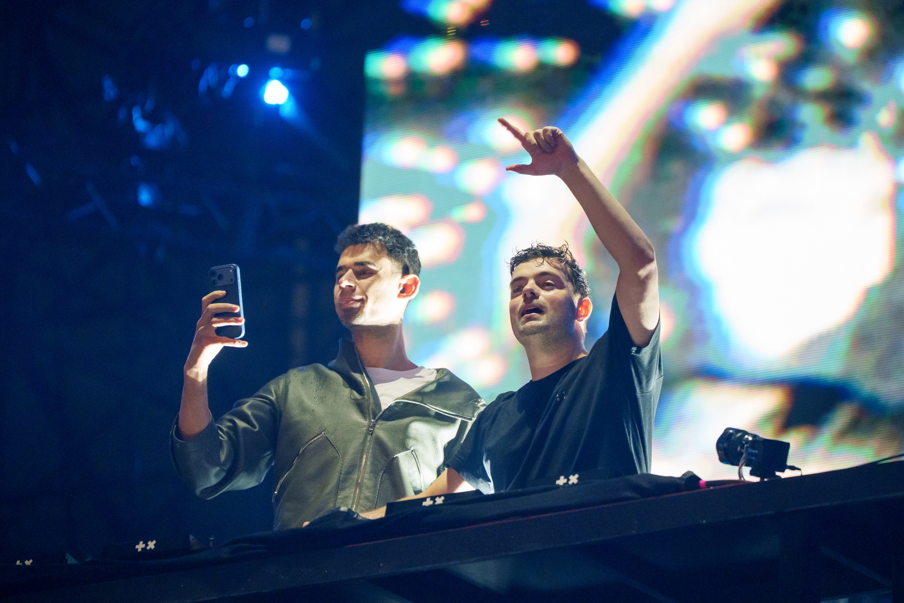 Martin Garrix、Afrojack在Ultra Taiwan夢幻合體演出,驚喜重現十年前(2015年)合作的經典作品〈Turn Up The Speakers〉。(圖/Ultra Taiwan提供)