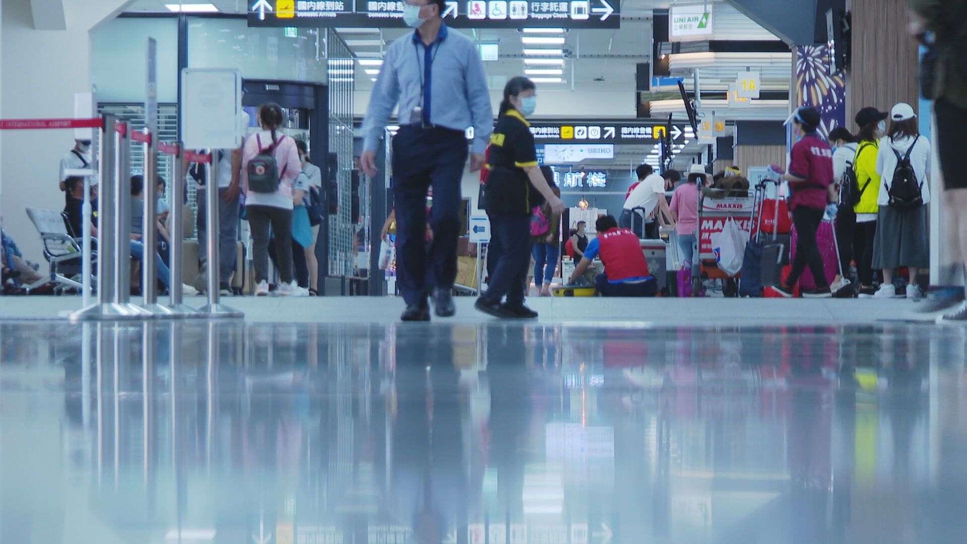 登機新規落地!行動電源限帶2個、禁充電 違規最高罰10萬